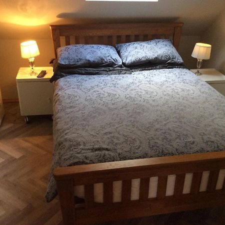 2 Bedroom Furnished Apartment In A Rural Position Stone  Eksteriør billede