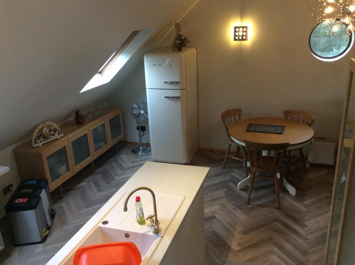 2 Bedroom Furnished Apartment In A Rural Position Stone  Eksteriør billede