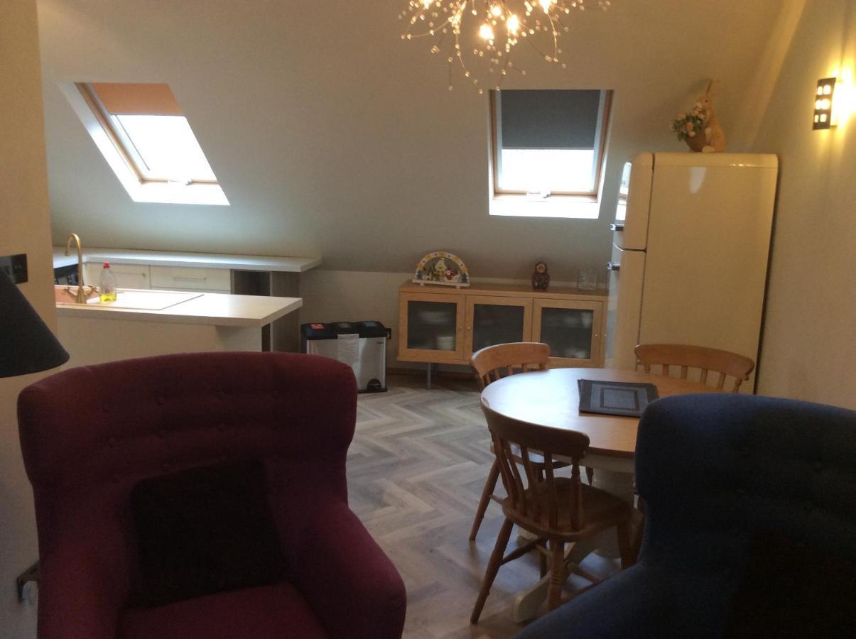 2 Bedroom Furnished Apartment In A Rural Position Stone  Eksteriør billede
